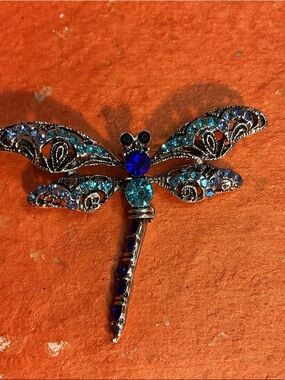 Dragonfly brooch with moveable tail